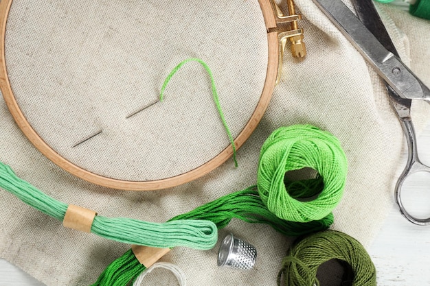 zbiór przyborów do haftu: nici, tamborki