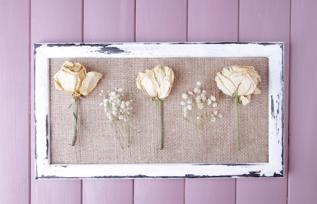 detal haftowanego wzoru w ramce